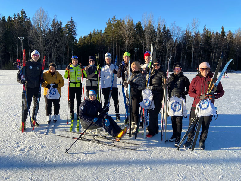 Inkki Inola yhteiskuvassa Paralympiakomitean ja Jyskin porukan kanssa hiihtotapahtumassa.