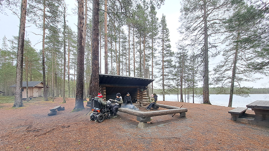 Kähkösten perhe Muikkupuron laavulla.