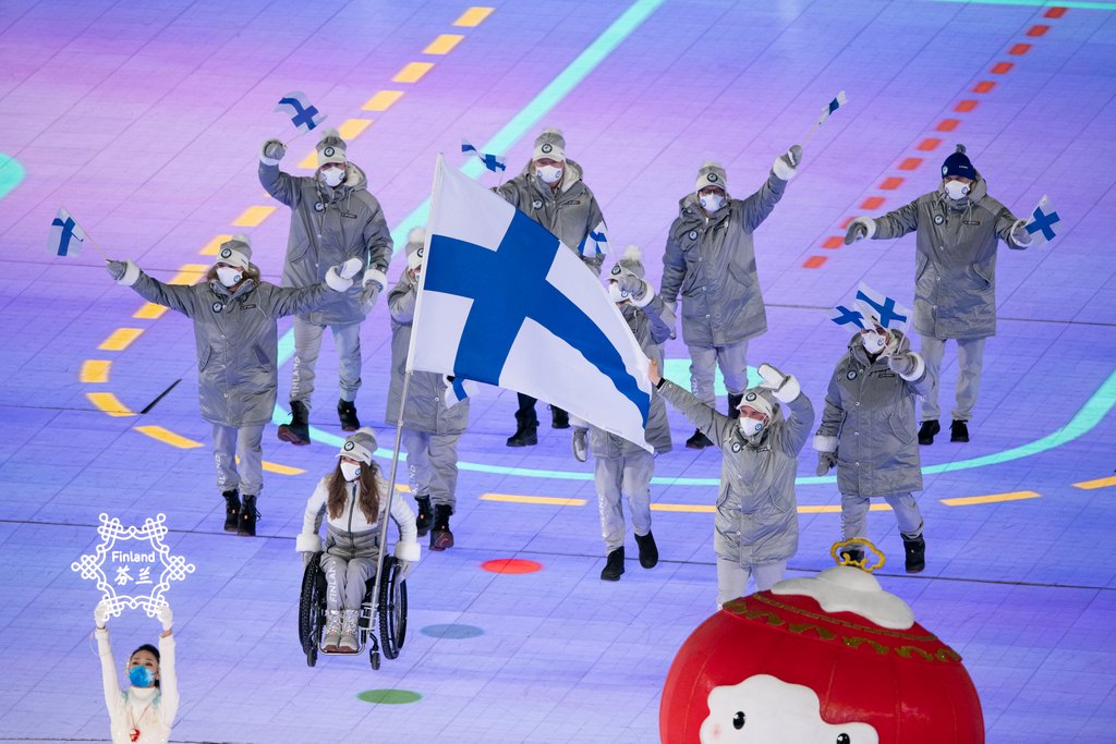 Suomen joukkue Pekingin 2022 talviparalympialaisissa avajaiskulkueessa.