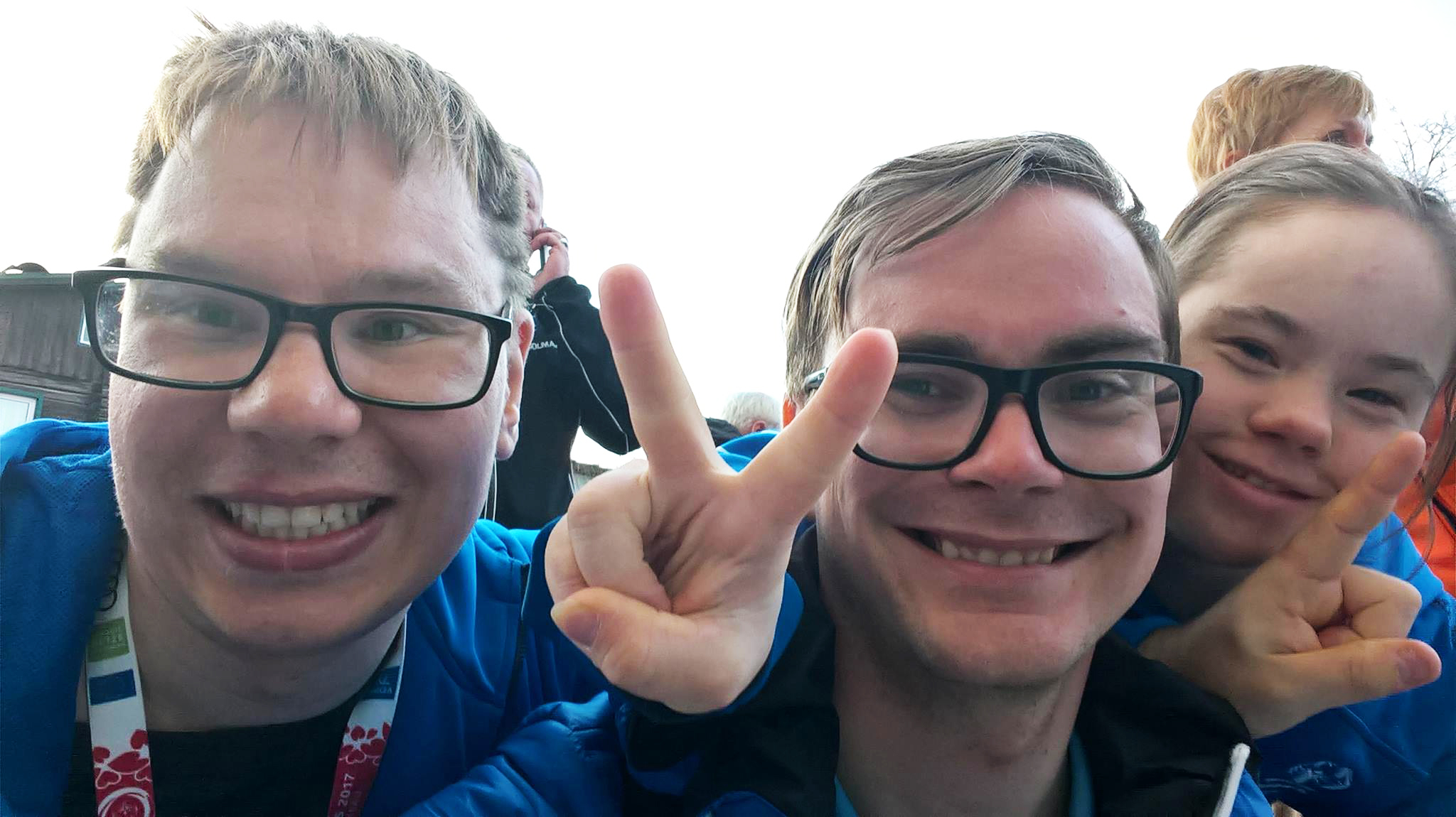 Special Olympics -urheilijat Leevi Salmi ja Bea Westerstråhle yhdessä Lauri Jaakkolan kanssa 