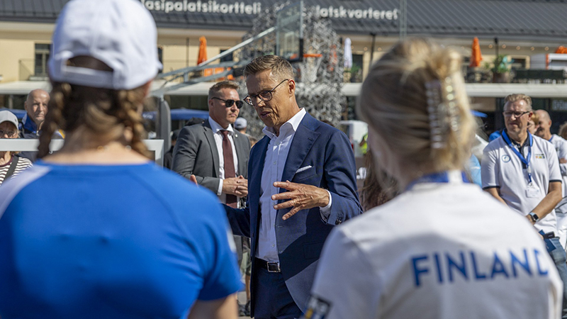 Presidentti Alexander Stubb puhumassa paralympiajoukkueen urheilijoille.