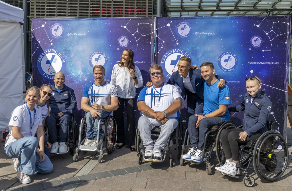 Paralympiajoukkueen urheilijat yhteiskuvassa Alexander Stubbin kanssa.