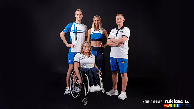 Paralympia-ja olympiajoukkueen urheilijoita yhteiskuvassa Rukan vaatteet päällä.