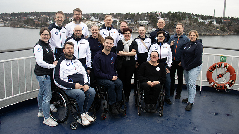 Paralympiakomitean henkilöstöä Viking Line -laivan kannella.