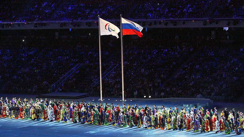 Paralympialaisten ja Venäjän lippu vierekkäin paralympialaisten avajaisissa.