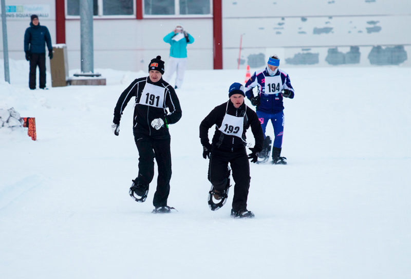 Special Olympics -urheilijoita lumikenkäilemässä.