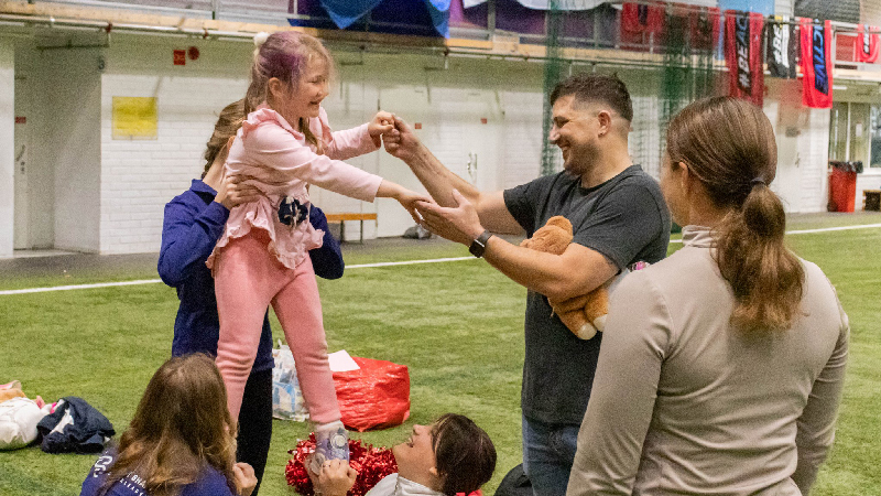 Valtti Kick Off tapahtumassa lapsi kokeilemassa cheerleadingia.